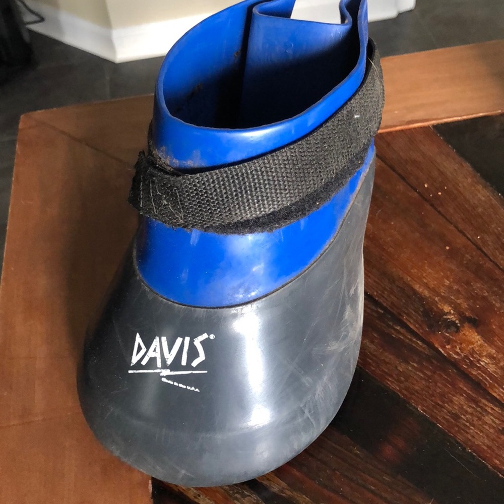 Davis equine soaking boot